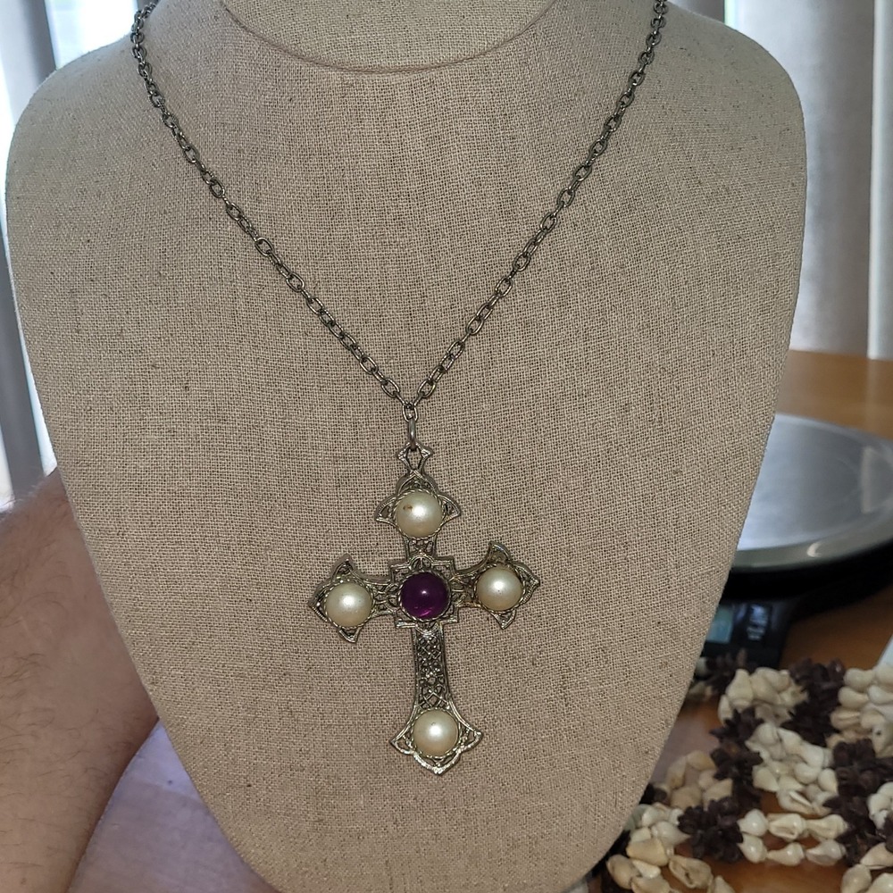 Vtg 1971 SARAH COVENTRY Crusader Cross Necklace Faux Pearl Purple MCM 70s - Picture 9 of 9